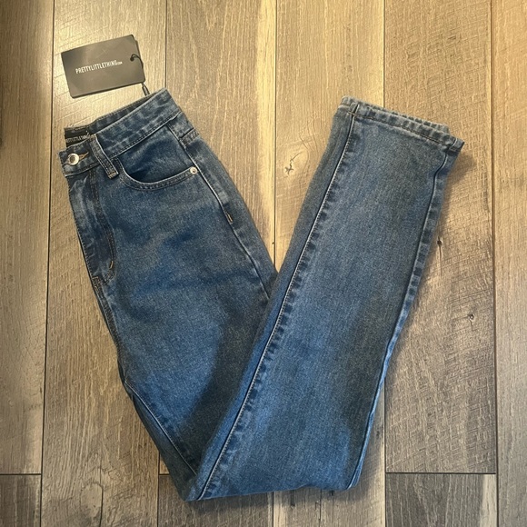 👖♥️NWT Pretty Little Thing NWT Mid Blue Wash Long Leg Straight Jeans Size 0 - Picture 2 of 9